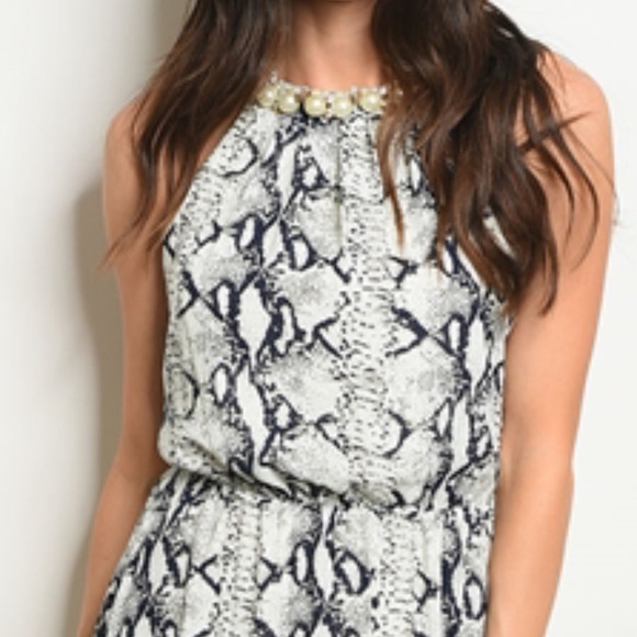 Sleeveless snake print maxi dress. - Picture 2 of 8
